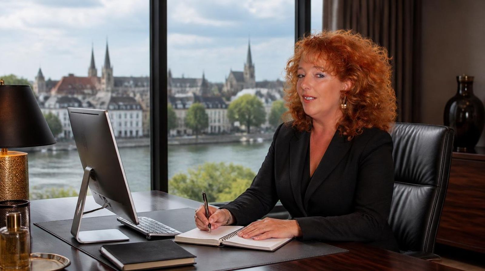 Margret Peters aan het werk op kantoor met uitzicht over de stad.